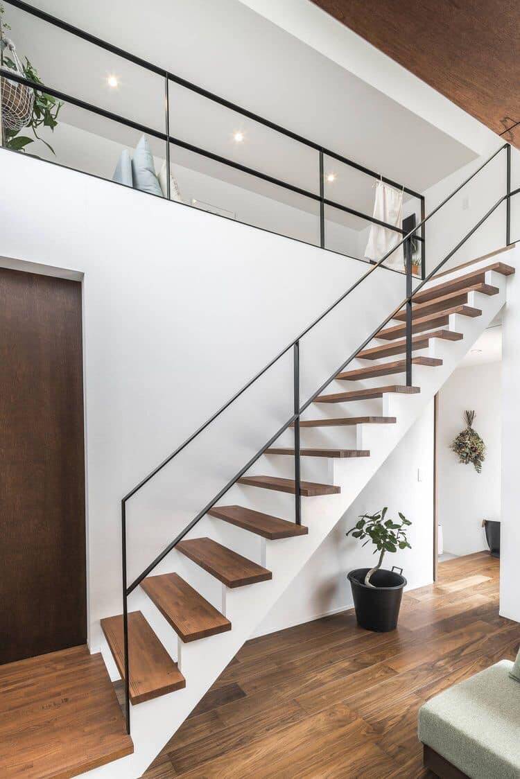 cầu thang bậc gỗ hiện đại