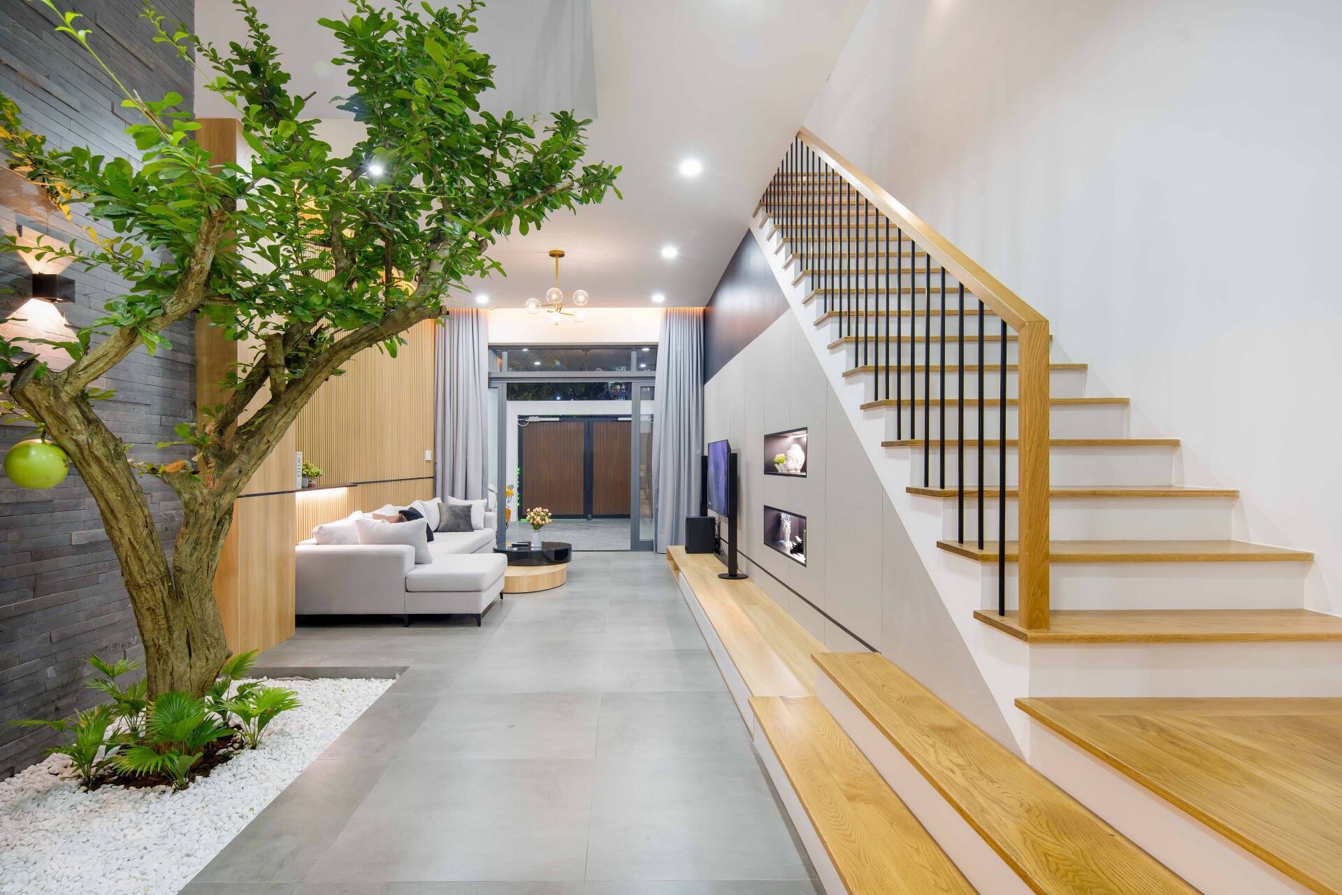 cầu thang bậc gỗ hiện đại
